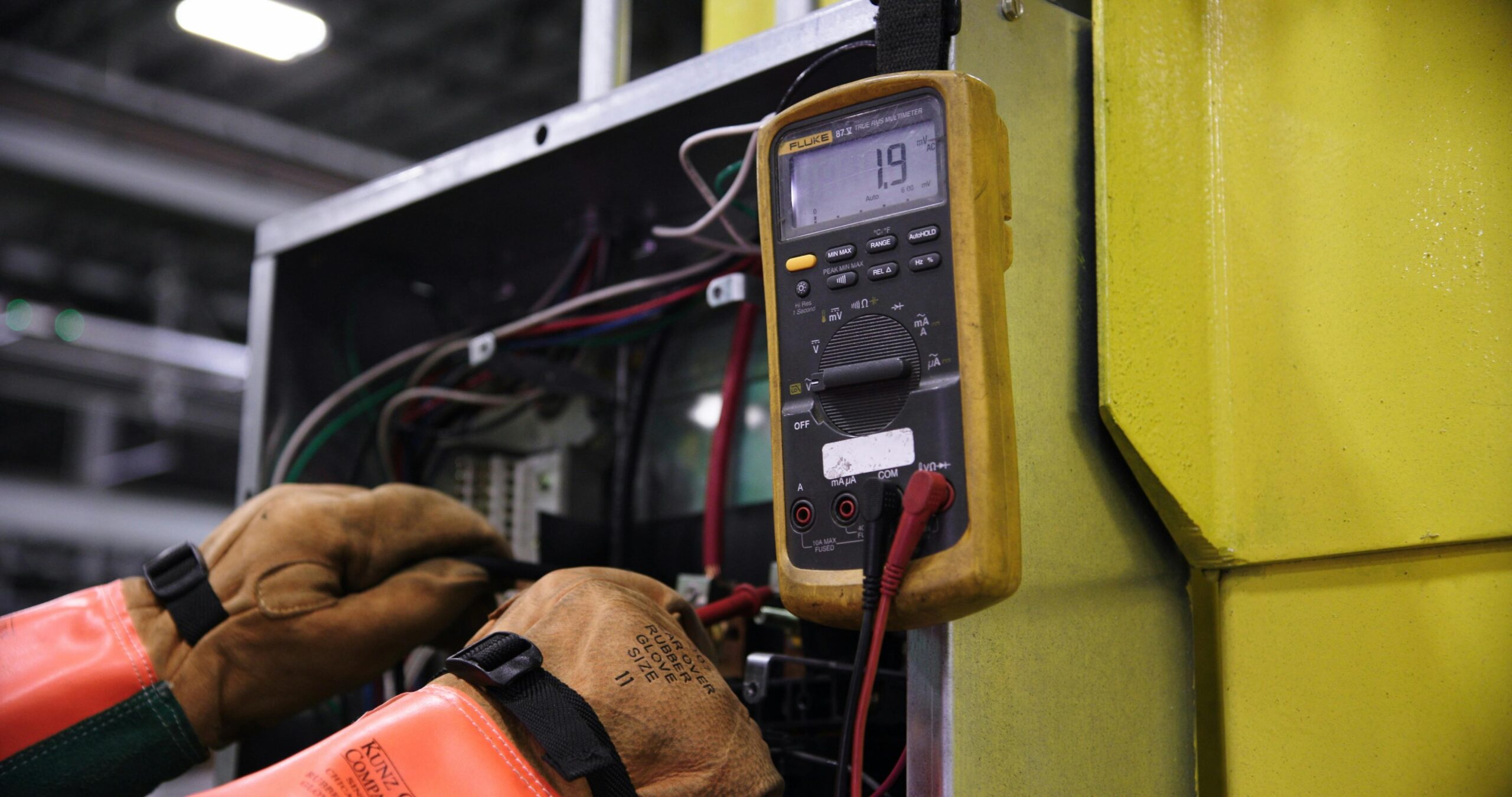 Técnico DACEL realizando mantenimiento industrial